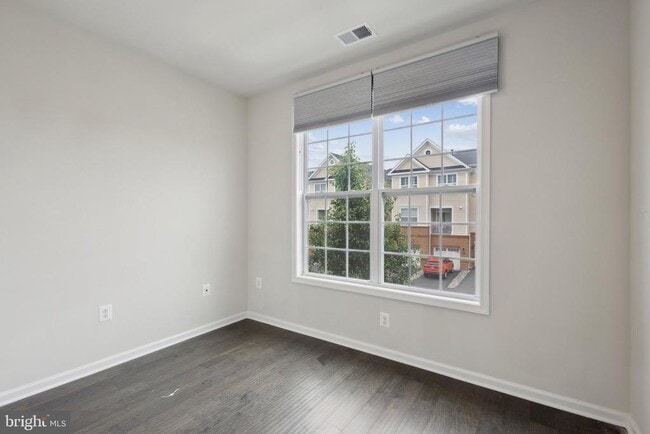 Building Photo - 23235 Milltown Knoll Square