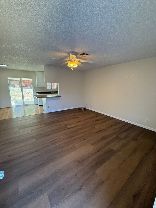 Building Photo - 3 bedroom, 2 bathroom home located in the ...