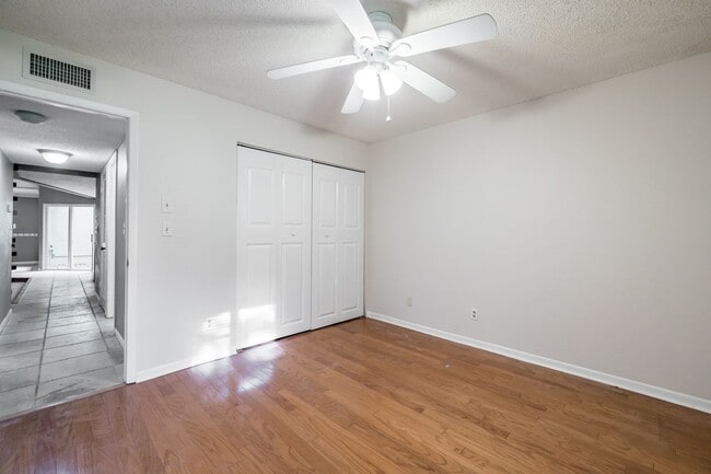 Building Photo - NEW PRICE! 3/2 Palm Harbor Townhouse