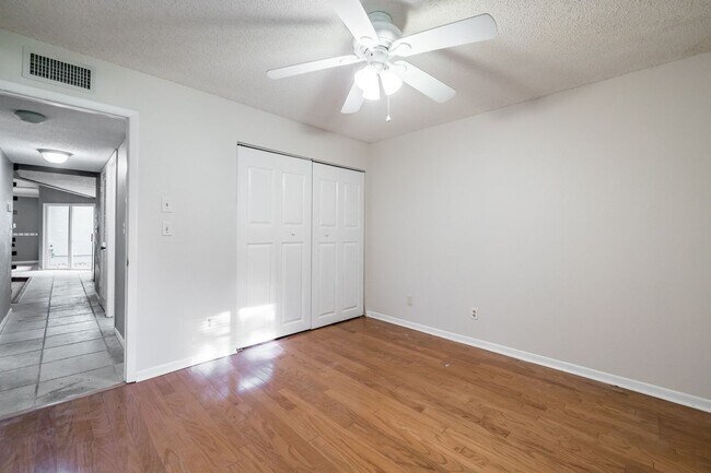 Building Photo - UPDATED PRICE! 3/2 Palm Harbor Townhouse