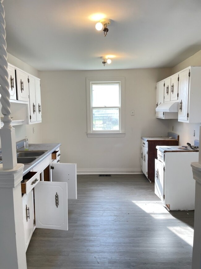 Building Photo - 3414 River Park Dr