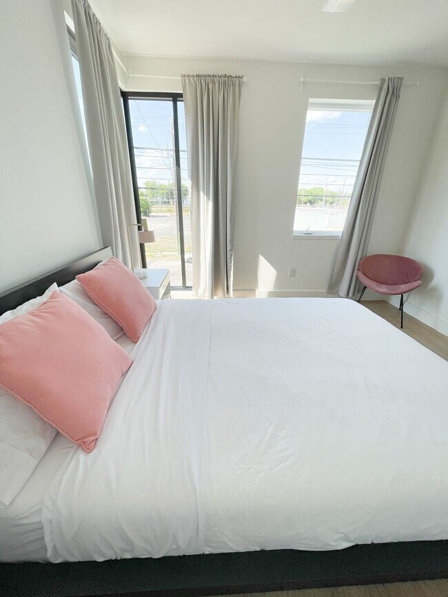 Building Photo - 2709 E 5th St.