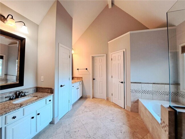 Building Photo - 2242 Lenox Walk NE