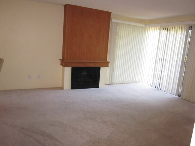 Building Photo - Cute and Cozy 1 Bedroom Condo in Gated Tim...