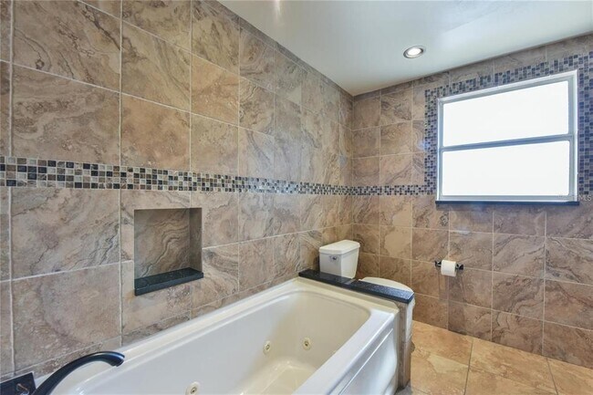 Building Photo - 1828 SE Lake Weir Ave