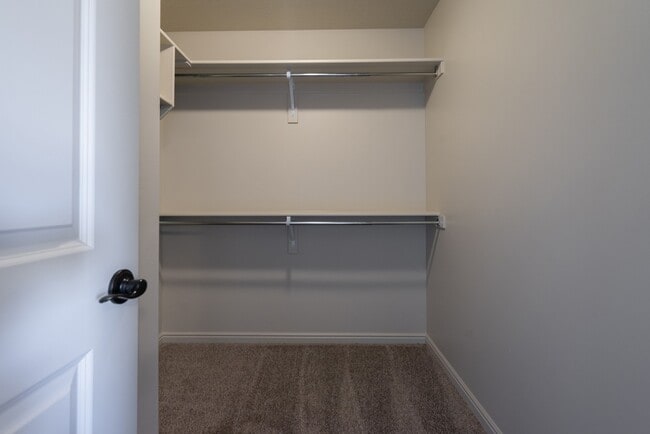 Building Photo - 3 Bedroom Townhome in Prime Washington Com...