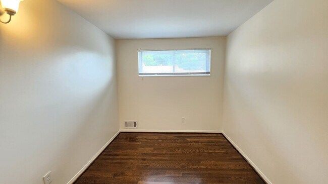 Building Photo - Arlington 3 Level Rowhouse