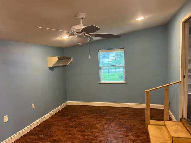 Building Photo - 2 Bed 2 Bath Cottage