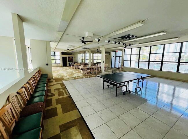 Building Photo - 800 Parkview Dr