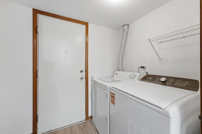 Building Photo - 1404 W Sapphire Dr