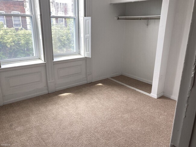 Building Photo - 2 br, 1 bath Triplex - Uptown close Point ...