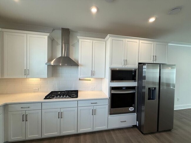 Building Photo - 3BR/3.5BA 3-Story Townhome w/ Quartz + W/D in Decatur