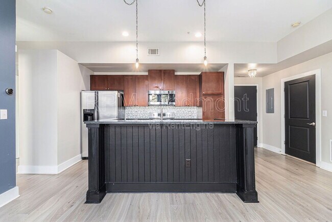 Building Photo - 925 Garrett St