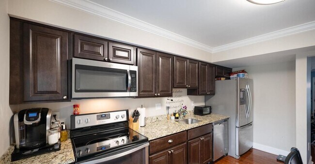 Building Photo - Exceptionally maintained townhouse in Fred...