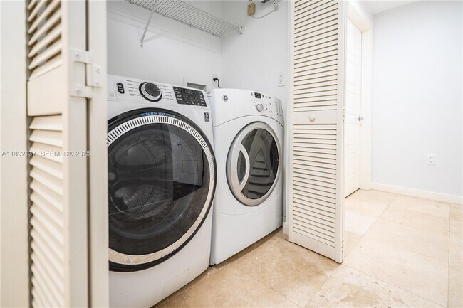 Building Photo - 300 Majorca Ave