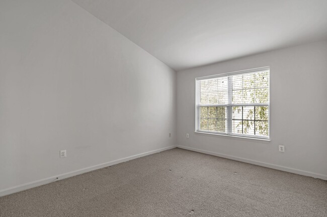 Building Photo - Luxurious 2 Level 2 Bedroom + Den 3 Bathro...