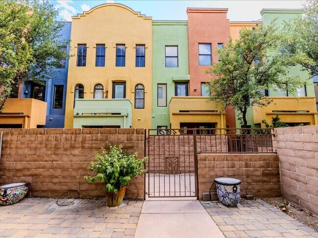 Building Photo - 3 Bedroom, 2.5 Bath CATALINA MOUNTAIN VIEWS! ROOF TOP CABANA!!