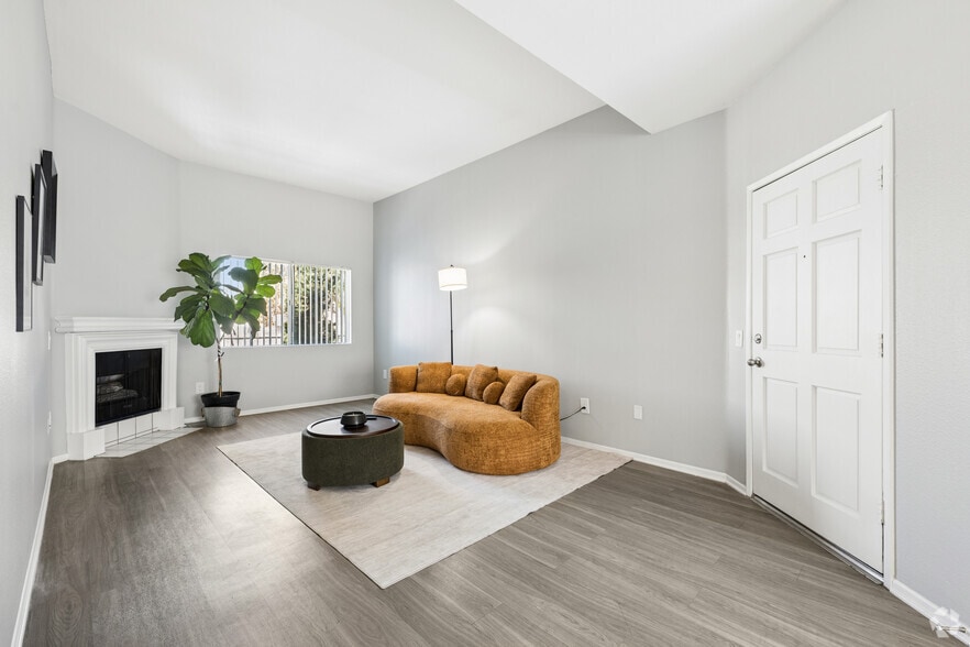 1BR, 1BA - 750SF - Living Room - NOHO Gallery South