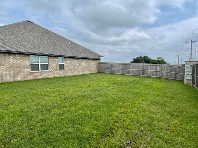 Building Photo - 604 Summit Point Court
