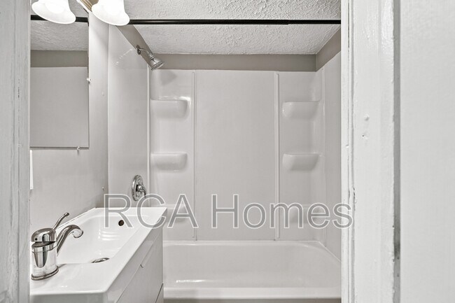 Building Photo - 1013 E Legrande Ave