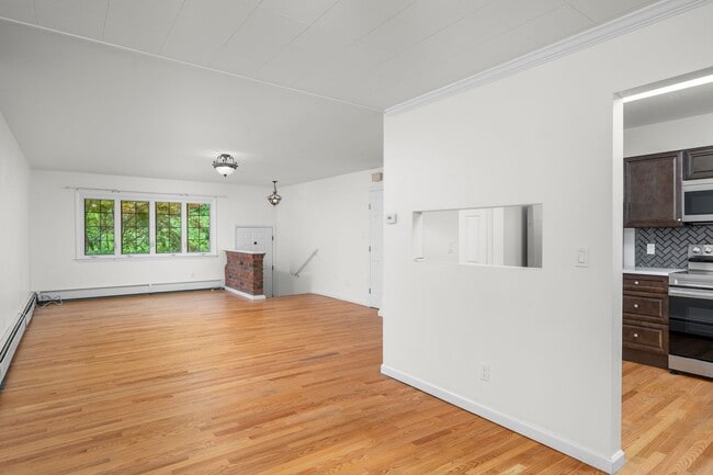 Building Photo - 4-bedroom, 2-bathroom home located in the ...
