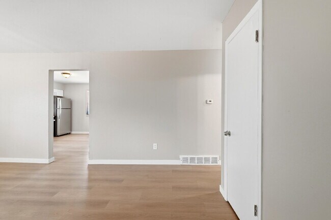 Building Photo - $2,240.95 with $300 Off the First Month's Rent, 5 Beds - 2 Bath, Triplex in Littleton with Shared...