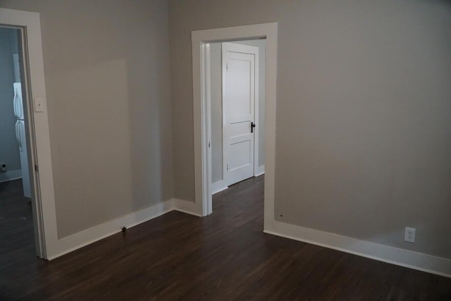 Building Photo - 411 W Taft St