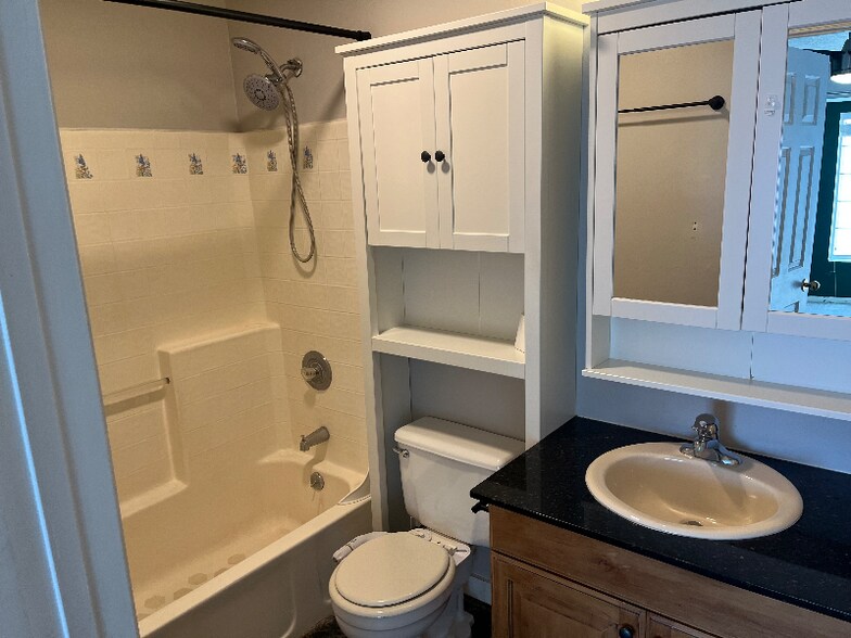 Building Photo - 573 E Main St