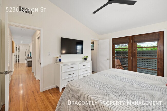 Building Photo - 5236 Saxon St