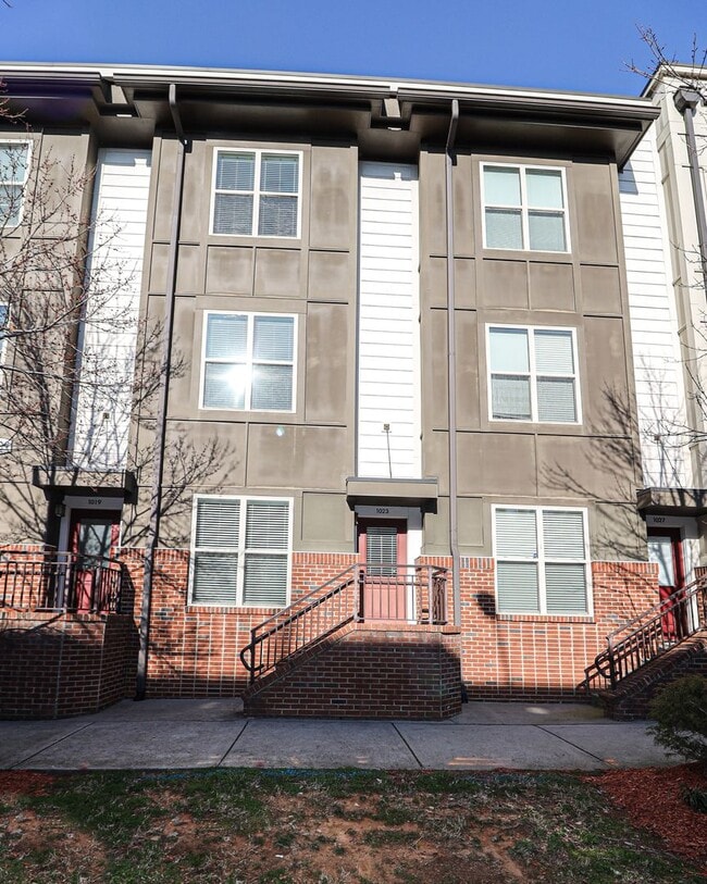Building Photo - 3 story townhome with Uptown View