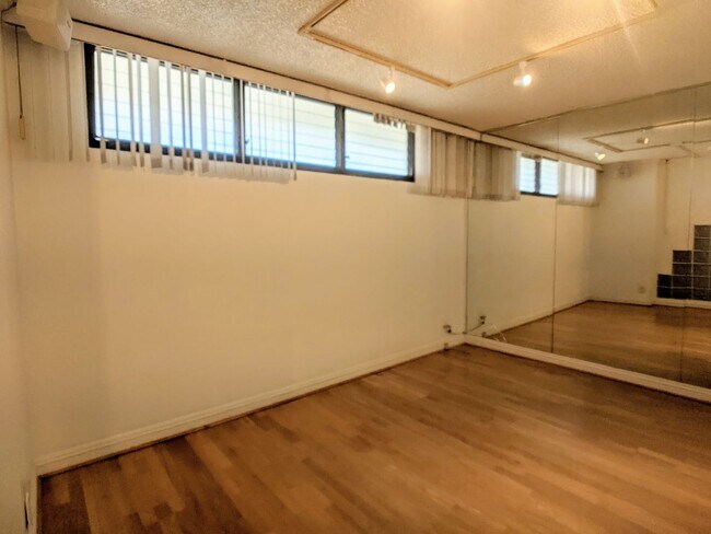 Building Photo - Sweeping Views from this partially furnished 1 Bed 1 Bath Condo w/ 1 Covered Parking