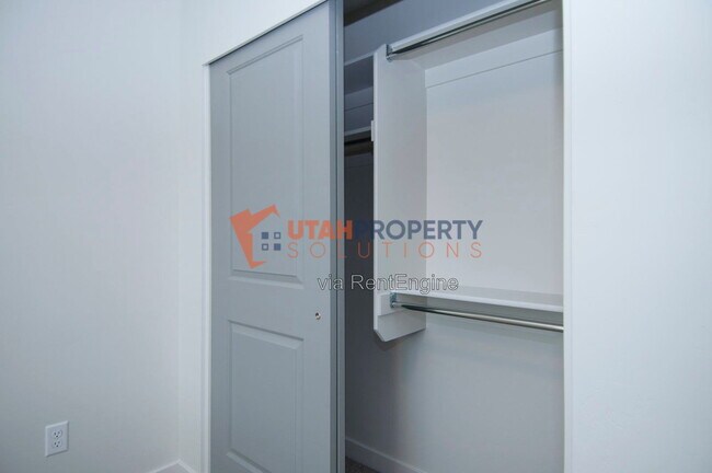Building Photo - 1046 W 430 S