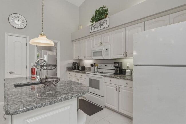 Building Photo - Must See Immaculate 3/2 Rainbow Springs with Lanai