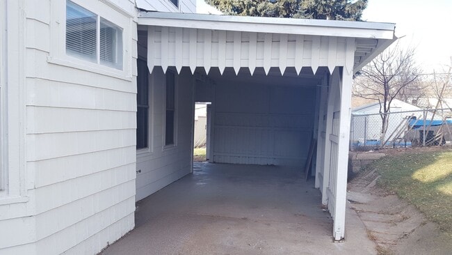 Building Photo - Large 3bd/1.5 bath Single Family Home Minu...
