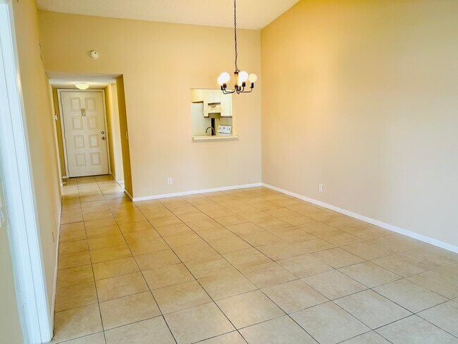 Building Photo - 6649 Somerset Dr