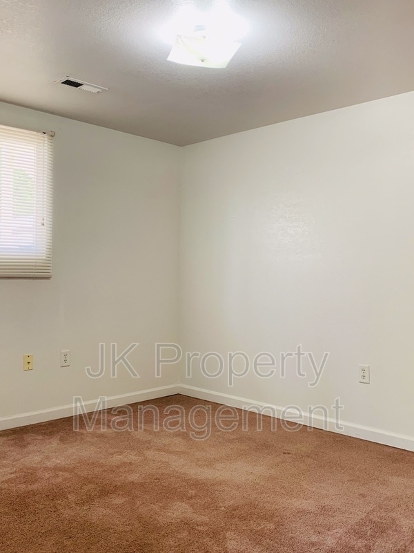 Building Photo - 4000 Ella Ave