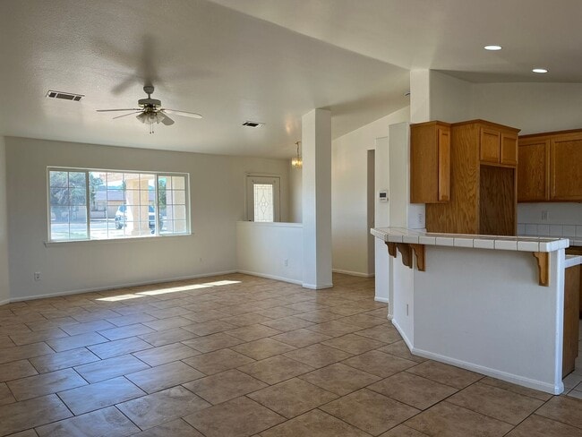 Building Photo - 3 bedroom 2 bathroom home available in Apple Valley!