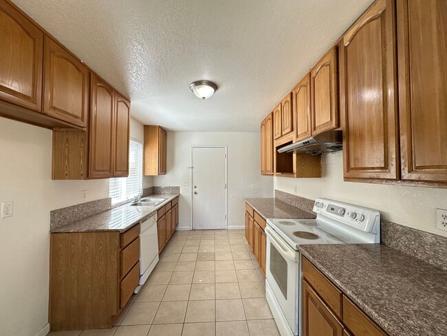 Building Photo - Four Bedroom Home