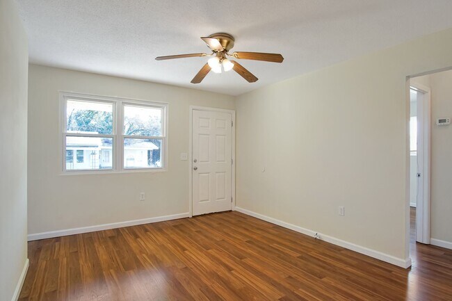 Building Photo - 3 bedroom 1 bath house in Midtown availabl...