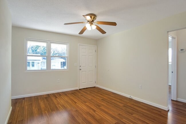 Building Photo - 3 bedroom 1 bath house in Midtown available Mid- August