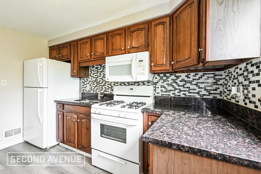 Building Photo - 220 Briarwood Dr