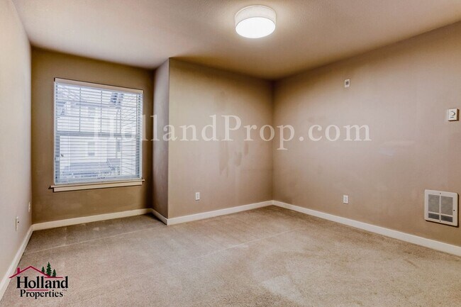 Building Photo - New Rent Price: $2,150 +$250 Off First 2 Full Months - Better Than New Light-Filled Townhome in H...