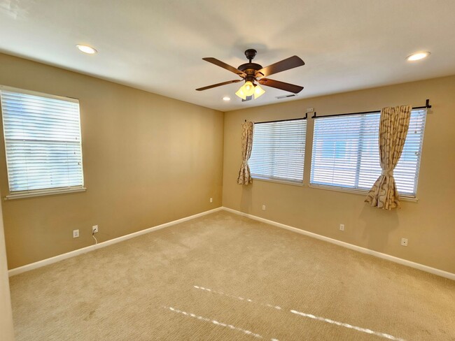 Building Photo - Charming 4 Bed 3 Bath Townhome near Santan...