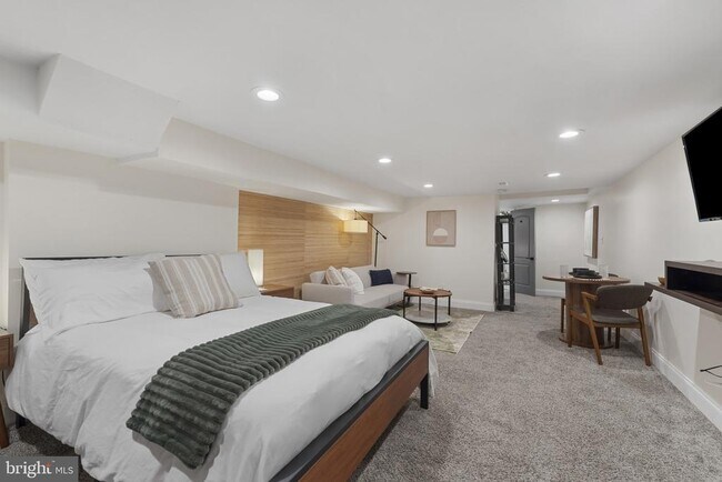 Building Photo - 737 Dolphin St