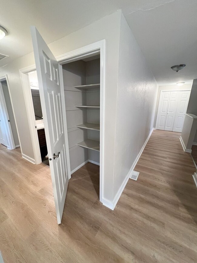 Building Photo - 3 Bedroom, 2 bath 1836 sqft House in Sunset Village