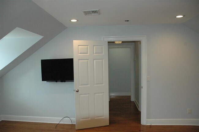 Building Photo - 20 Annadale St