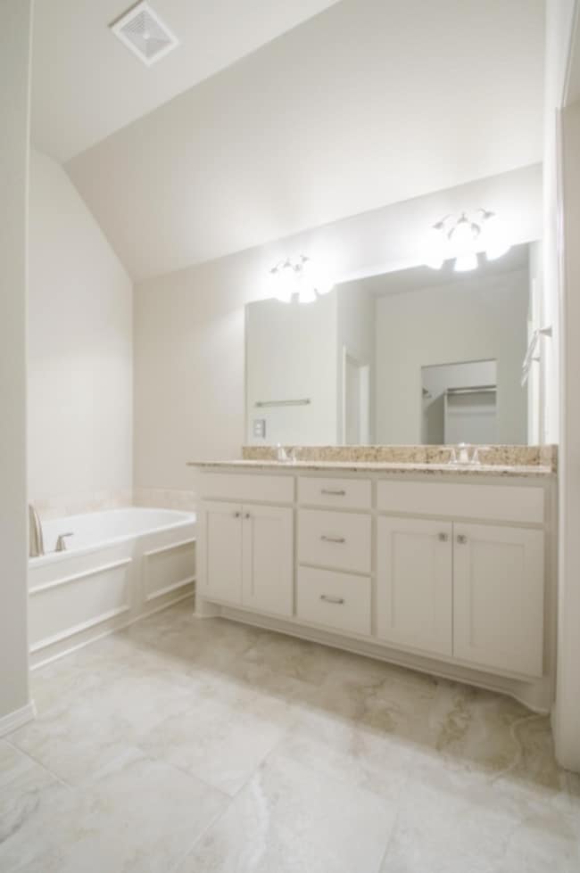 Building Photo - Unique 4 bed/2 bath/3 car garage Broken Arrow Home!