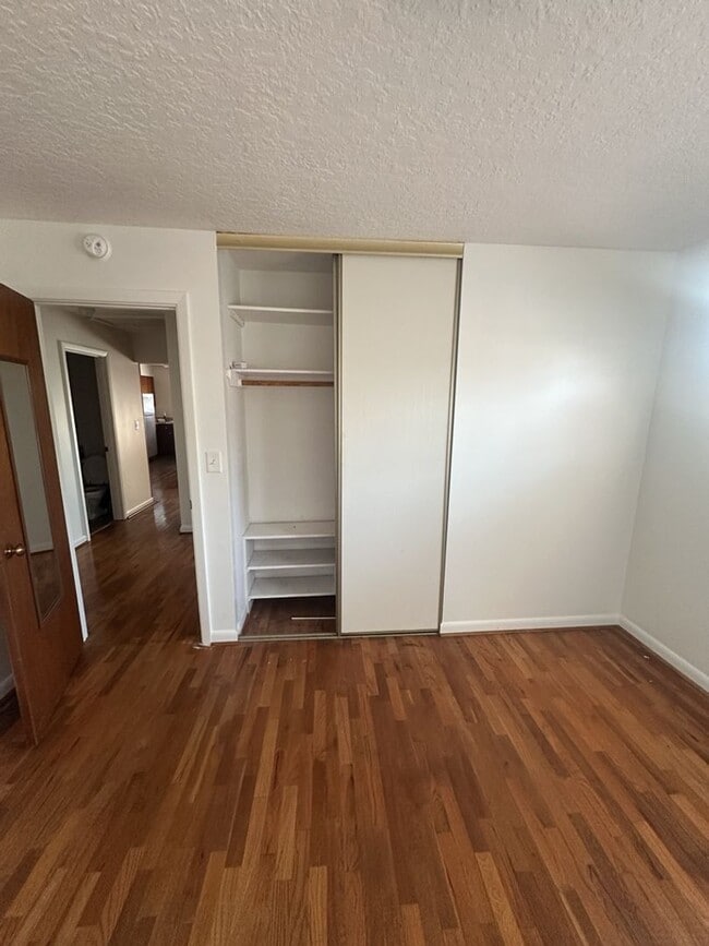 Building Photo - Quaint Three Bedroom Home in Vancouver!