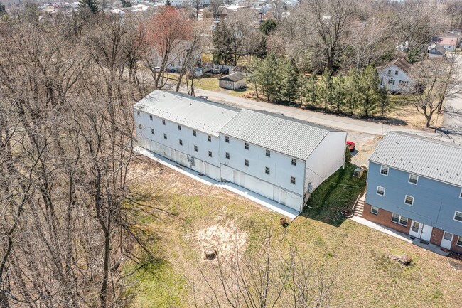 Building Photo - Welcome to our cozy 2-bedroom, 1-bathroom ...