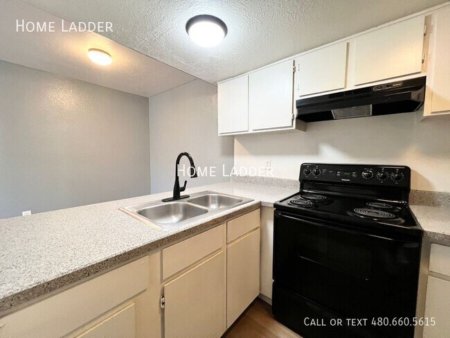 Building Photo - 4961 S Park Ave